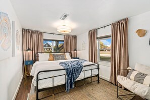 2 slaapkamers, een bureau, een strijkplank/strijkijzer, reisbedje