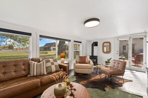 Smart TV, chimenea, libros y oficina 