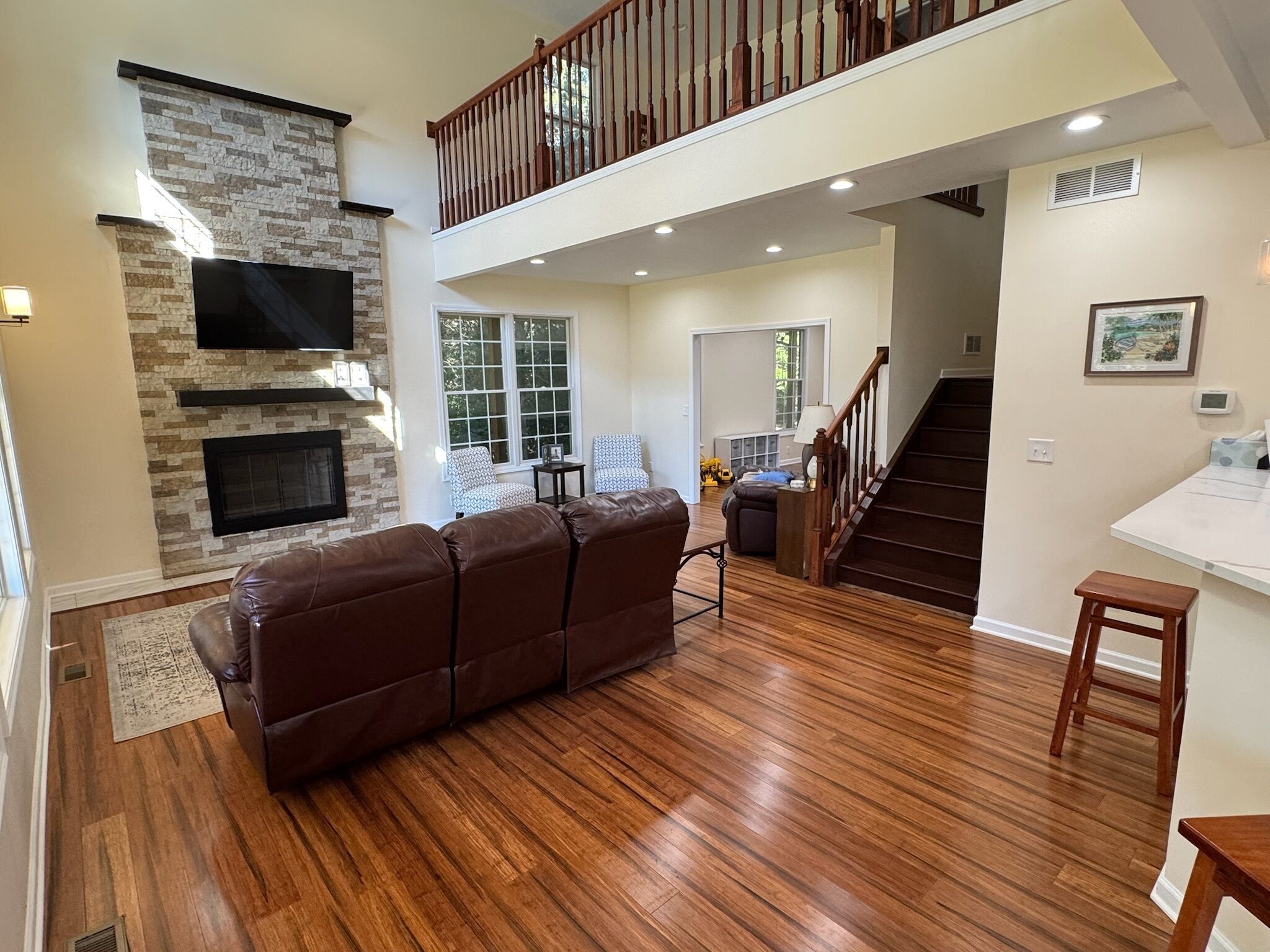 TV, peis og kontorer