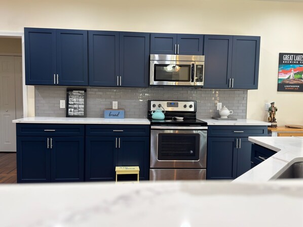 Refrigerador, microondas, horno y parrilla de estufa 