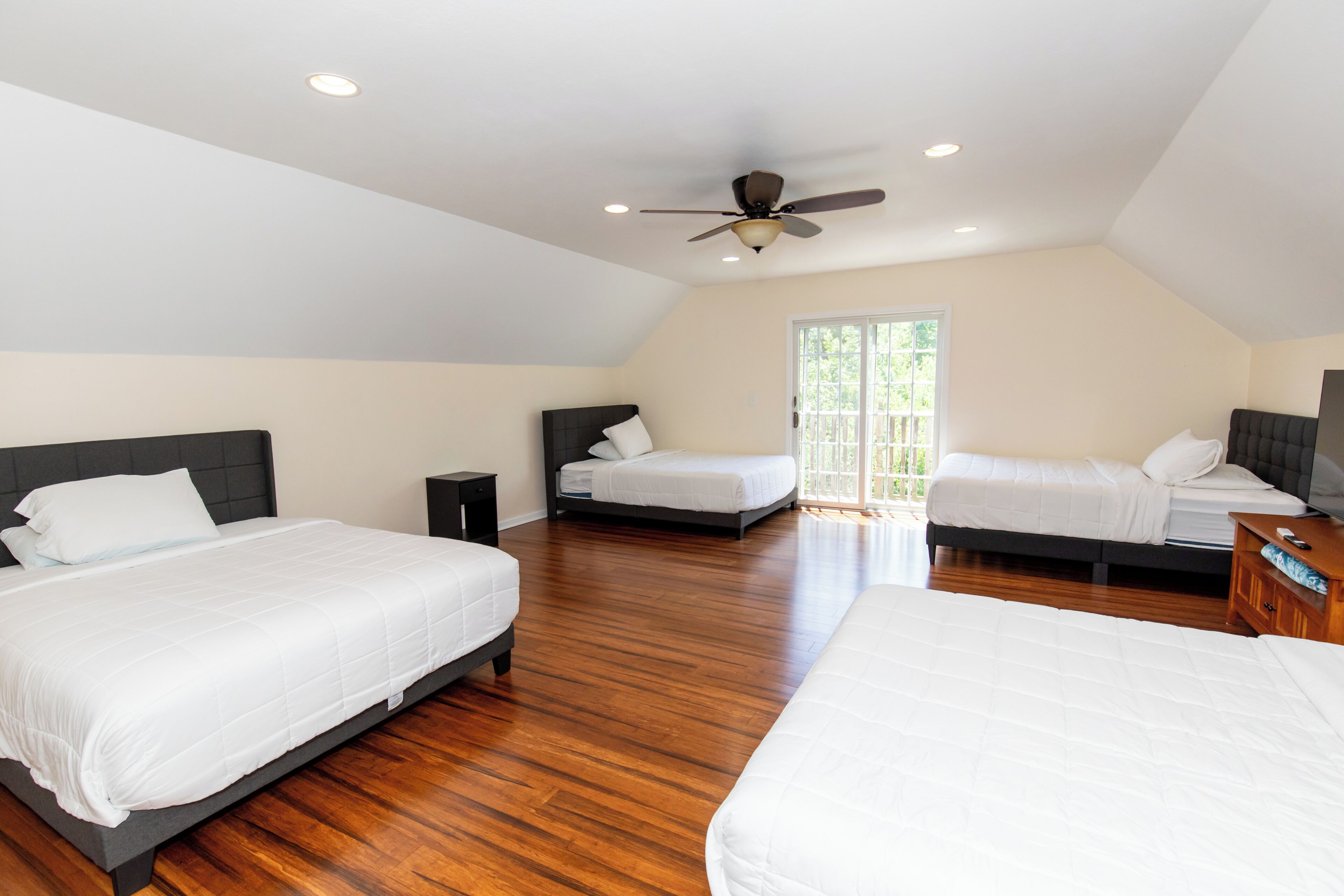 4 bedrooms, desk, free WiFi, bed sheets