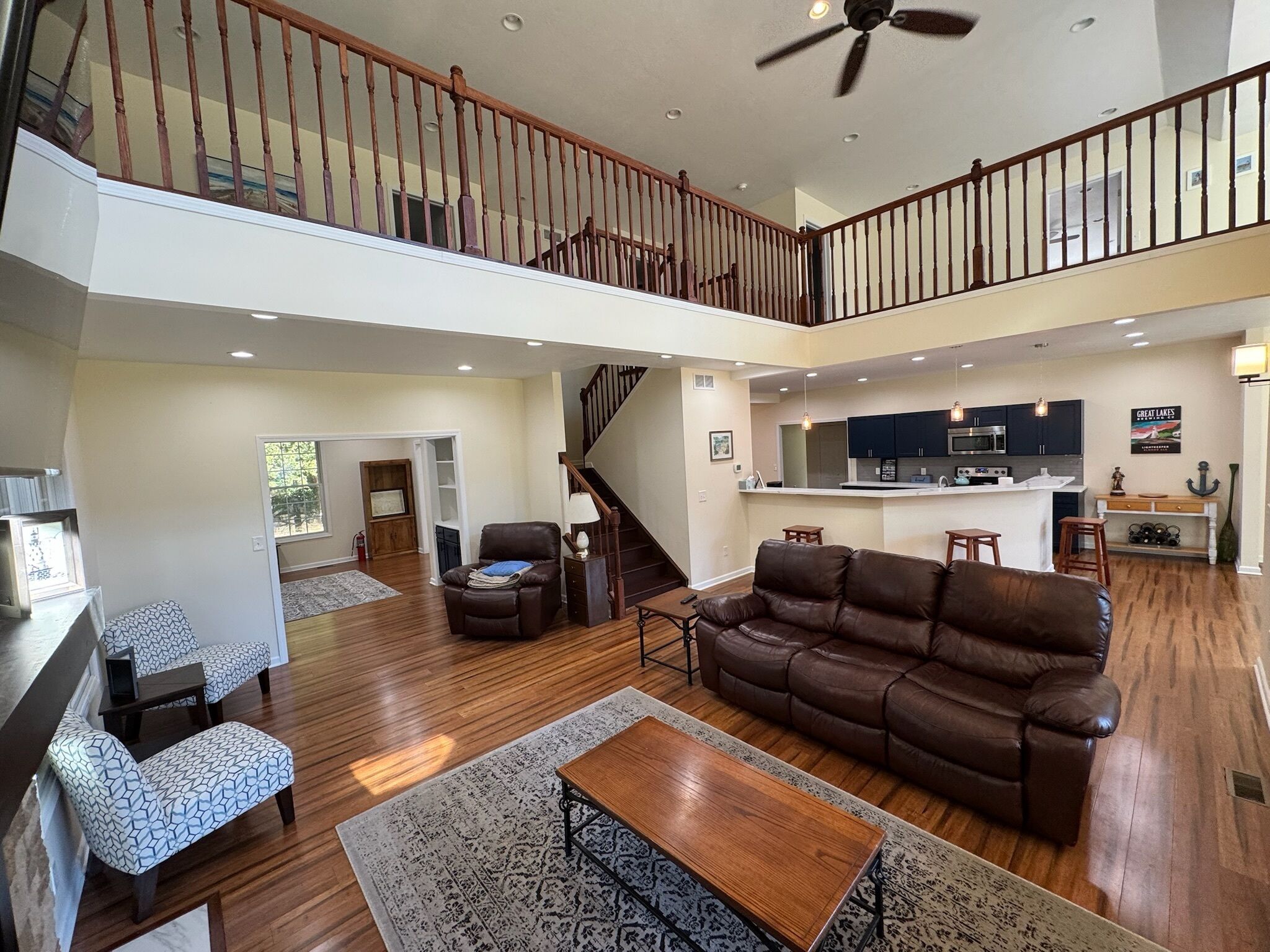 电视、壁炉、办公室