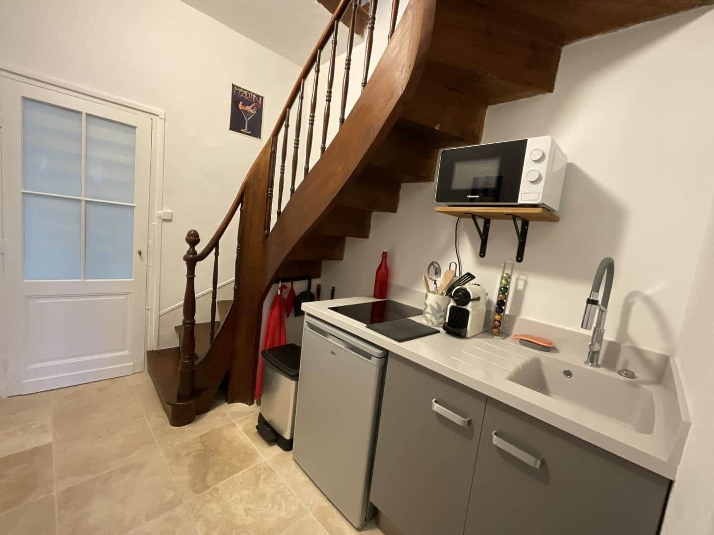 Een koelkast, een microgolfoven, kookgerei, borden en bestek