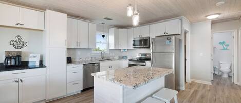 Refrigerador, microondas, horno y parrilla de estufa