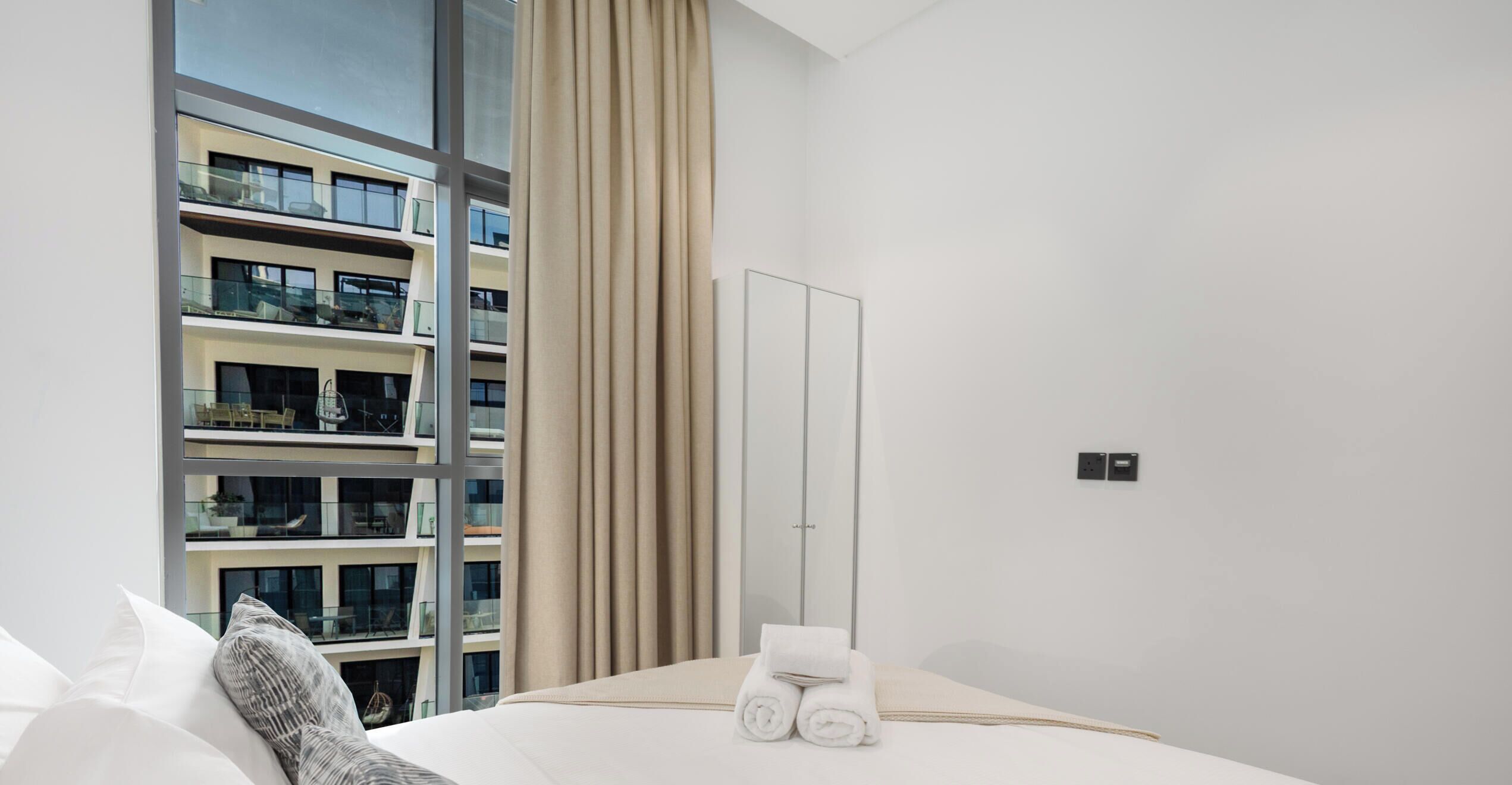 Apartamento, vistas al canal | Cortinas opacas, tabla de planchar con plancha, wifi gratis