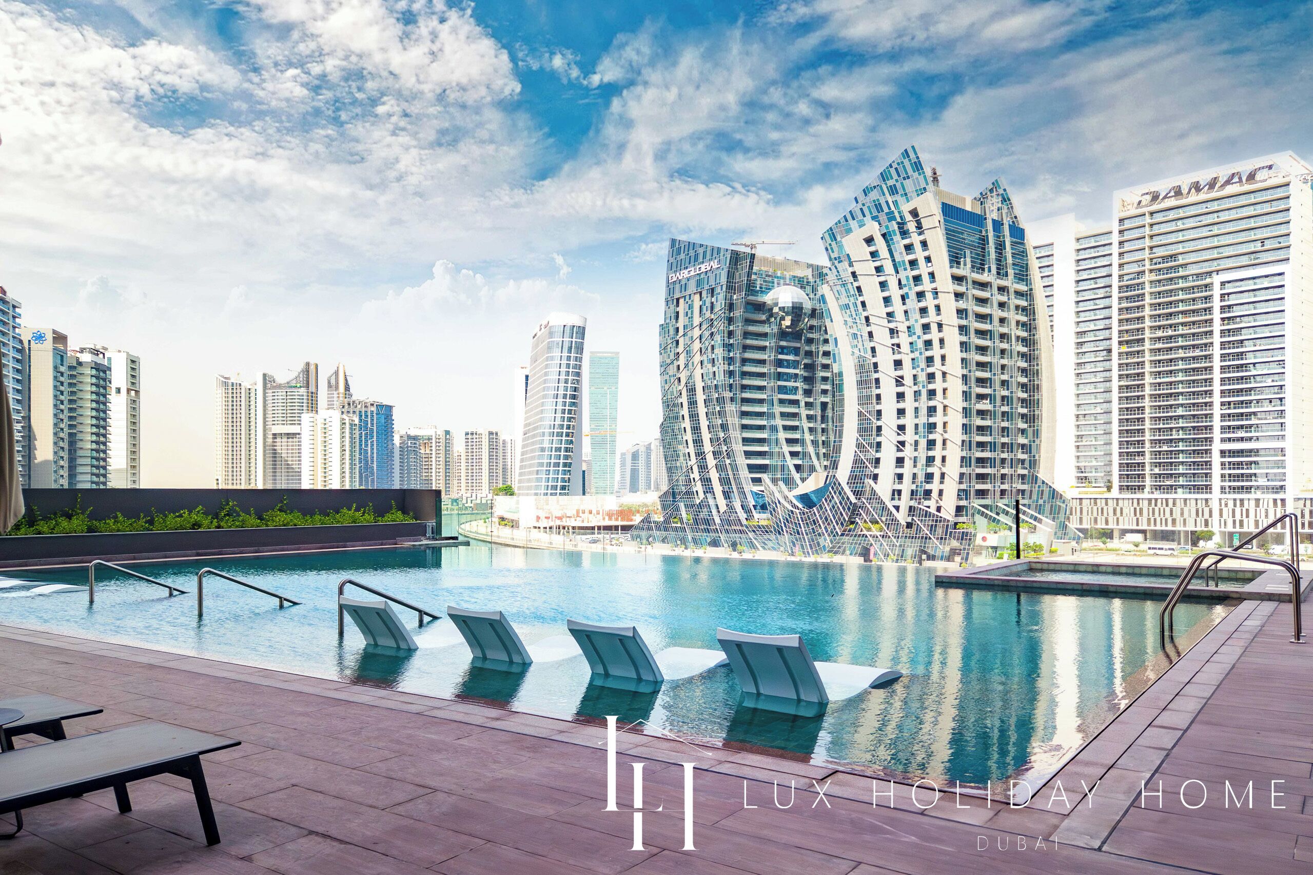 สระว่ายน้ำกลางแจ้ง