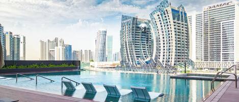 สระว่ายน้ำกลางแจ้ง