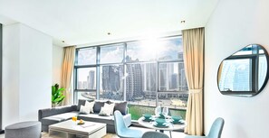 Íbúð - útsýni yfir skipaskurð | Borðhald á herbergi eingöngu