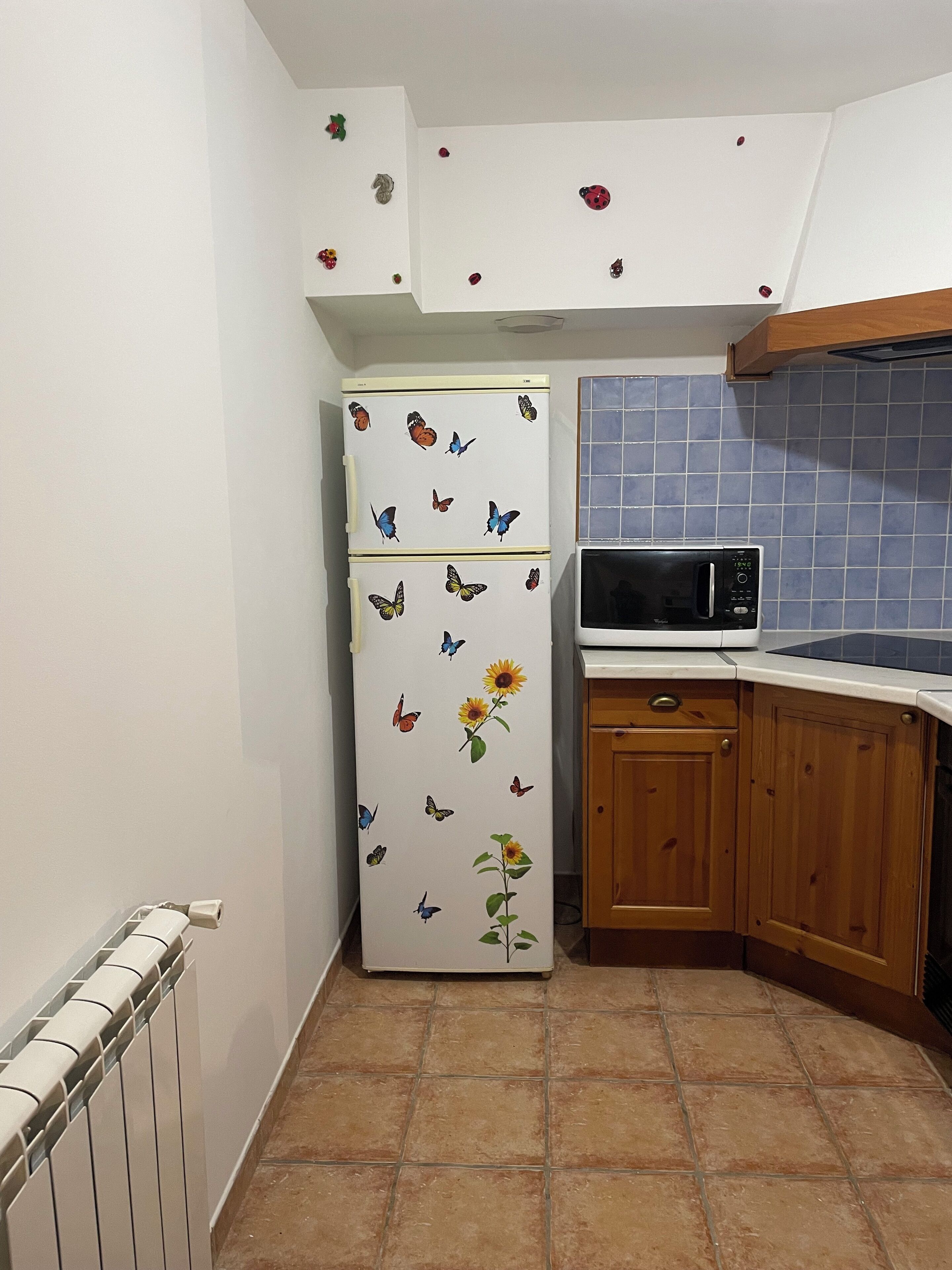 Wasserkocher mit Kaffee-/Teezubehör, Kühlschrank, Mikrowelle, Ofen