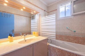 Shower, hair dryer, towels, shampoo - Le Repos Marin (Valras-Plage)