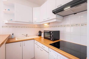 Fridge, oven, stovetop, coffee/tea maker