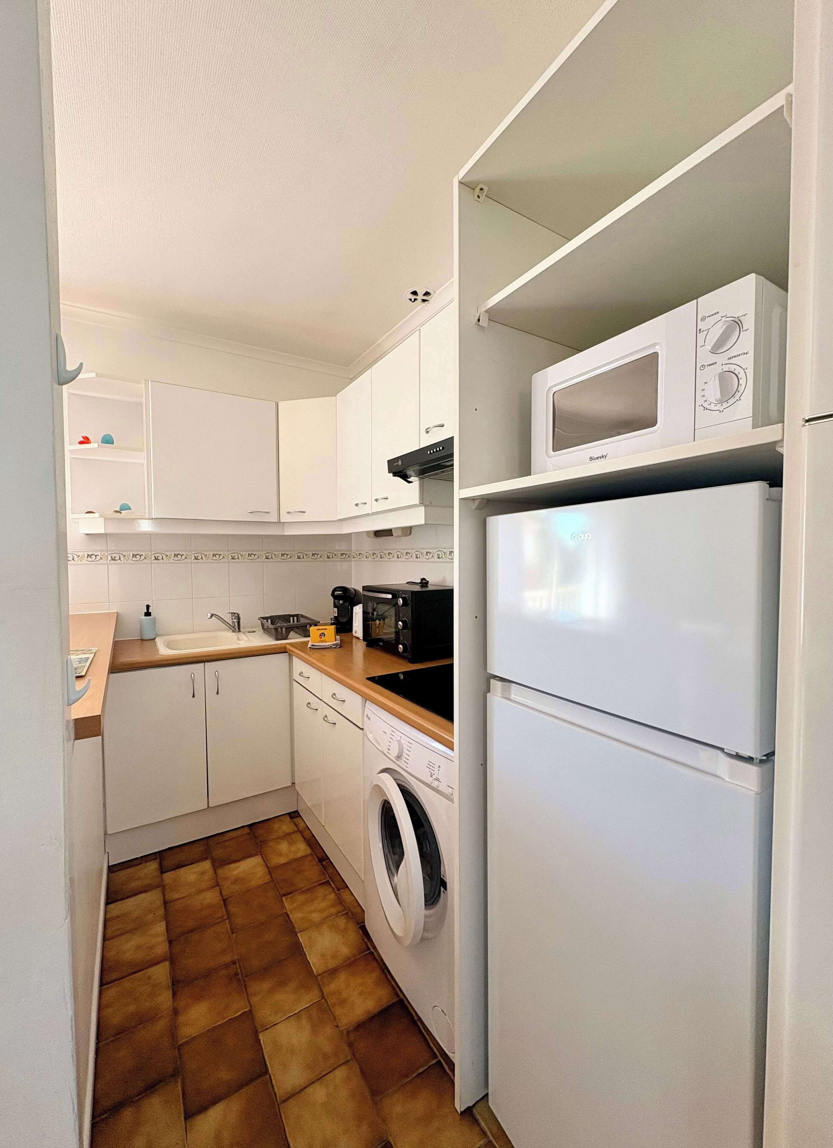 Fridge, oven, stovetop, coffee/tea maker