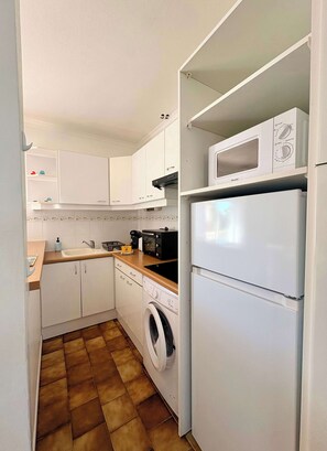 Kühlschrank, Ofen, Herdplatte, Wasserkocher mit Kaffee-/Teezubehör