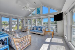 Smart TV, table football, ping pong - Five Bedroom Home with a Private Pool on the Channel and Pet Friendly (Garden City Beach)