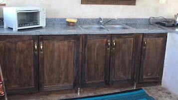 Deluxe Room, Garden View | Private kitchen | Oven, cookware/dishes/utensils