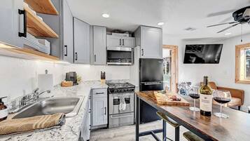 Frigorífic, microones, forn i placa de cuina