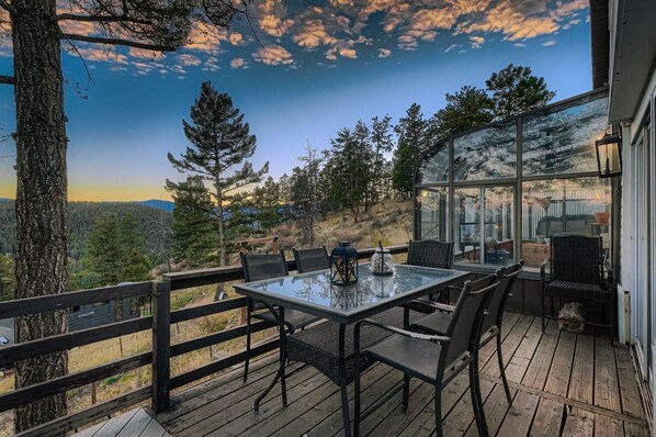 Outdoor dining - Pike’s View Guesthouse-Mountain Cabin+Views+Serene (Conifer)
