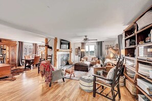 TV, fireplace, offices - Mountain Haven-Hot Tub+Pikes Peak+Red Rocks+Serene (Conifer)