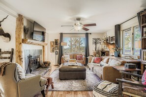 تلفزيون، مدفأة، مكتب