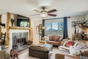 Tv, eldstad och kontor