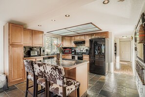 Kylskåp, mikrovågsugn, ugn och spishäll