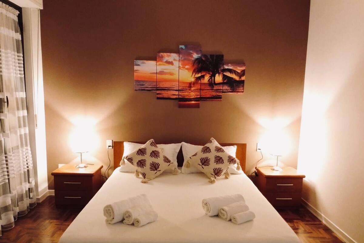 Suite, 2 slaapkamers, balkon, uitzicht op bergen | Luxe beddengoed, donsdekens, een kluis op de kamer, een bureau