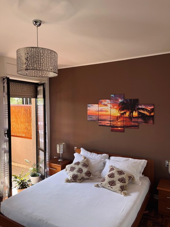 Suite, 2 camere da letto, balcone, vista montagna | Una cassaforte in camera, tende oscuranti, ferro/asse da stiro