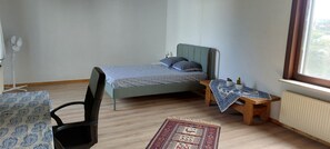 3 bedrooms, iron/ironing board, free WiFi, bed sheets