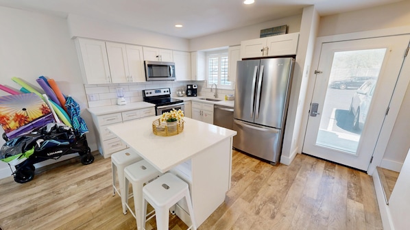 Kjøleskap, mikrobølgeovn, ovn og kokeplater