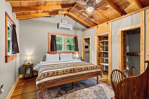 3 makuuhuonetta, työpöytä, silitysrauta/-lauta, vauvan matkasänky