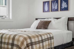 3 bedrooms, desk, iron/ironing board, WiFi - Inner-City Chic Urban Farmhouse 3 Bds and Ba (Calgary)