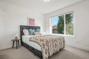 3 bedrooms, desk, iron/ironing board, WiFi - Inner-City Chic Urban Farmhouse 3 Bds and Ba (Calgary)