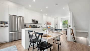 Jääkaappi, mikroaaltouuni, uuni, liesi