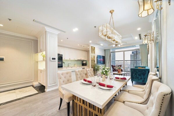 Executive-lejlighed - 3 soveværelser - balkon - byudsigt | Senge med madrasser af memory foam, skrivebord