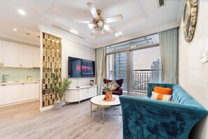 Departamento ejecutivo, 3 habitaciones, balcón, vista a la ciudad | Camas con efecto memoria, escritorio y espacio para trabajar con laptop 