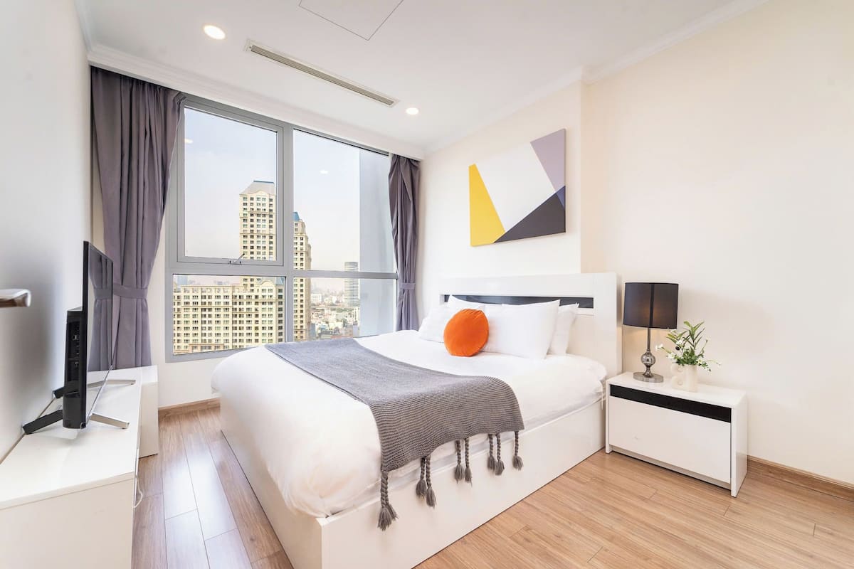 Departamento superior, 1 habitación, balcón, vista a la ciudad | Camas con efecto memoria, escritorio y espacio para trabajar con laptop
