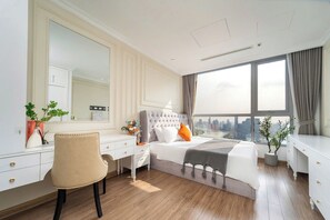 Departamento ejecutivo, 3 habitaciones, balcón, vista a la ciudad | Camas con efecto memoria, escritorio y espacio para trabajar con laptop 