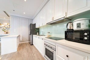 Departamento ejecutivo, 3 habitaciones, balcón, vista a la ciudad | Cocina privada | Refrigerador y parrilla de estufa 