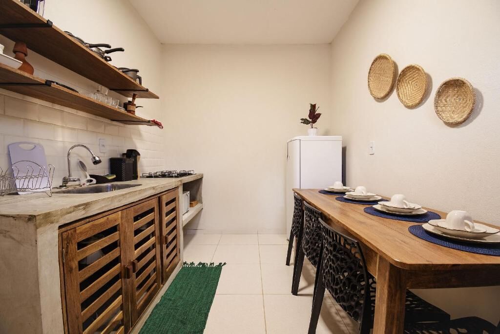 Kühlschrank, Mikrowelle, Herdplatte, Kochgeschirr/Geschirr/Besteck