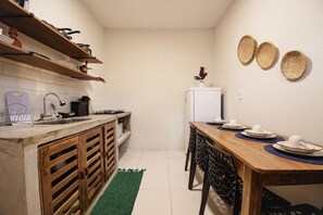 Réfrigérateur, micro-ondes, plaque de cuisson