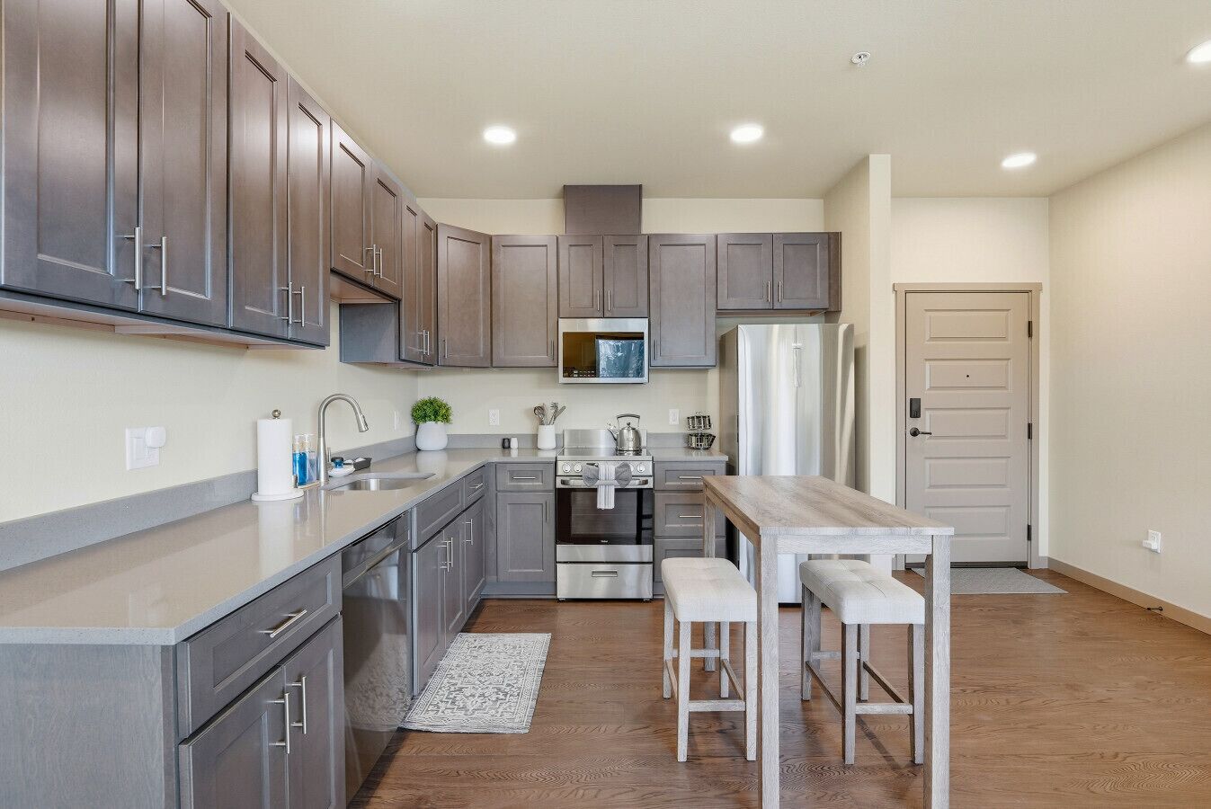 冷蔵庫、電子レンジ、オーブン、コンロ