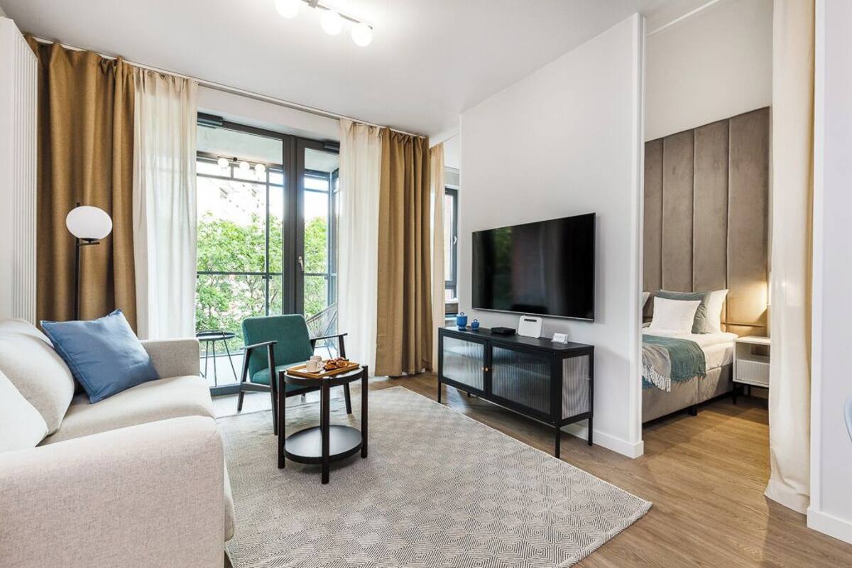 Deluxe Apartment | Hypo-allergenic bedding, blackout curtains, iron/ironing board