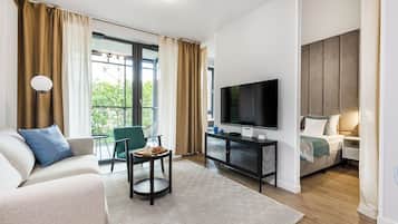 Deluxe Apartment | Hypo-allergenic bedding, individually decorated, individually furnished