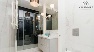 Superior Apartment | Bathroom | Bathtub, hair dryer, towels, soap