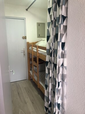 1 bedroom, bed sheets