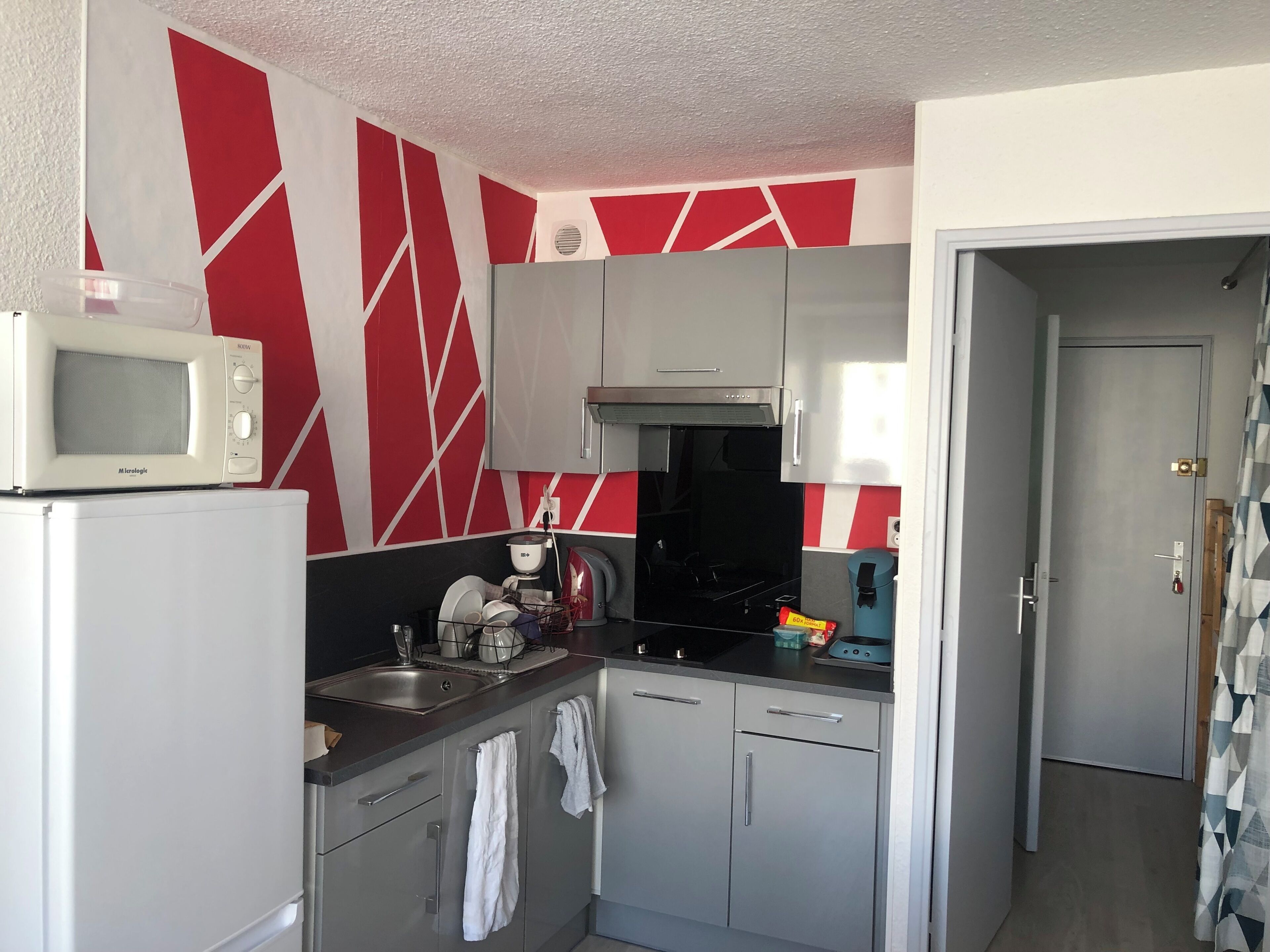 Frigorífico, microondas, placa de cocina y cafetera o tetera