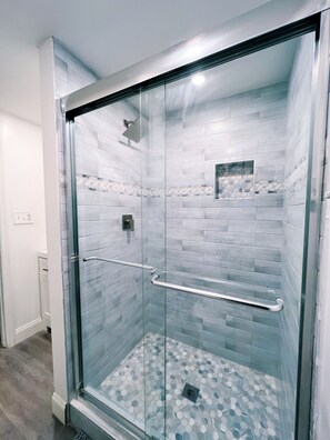 Dusche, Handtücher, Seife, Toilettenpapier