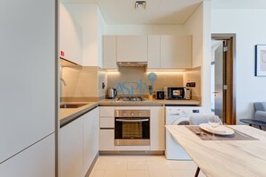 Kjøleskap, mikrobølgeovn, ovn og kokeplater