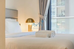 Tabla de planchar con plancha, wifi y ropa de cama 