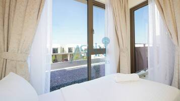 3 bedrooms, iron/ironing board, WiFi, bed sheets